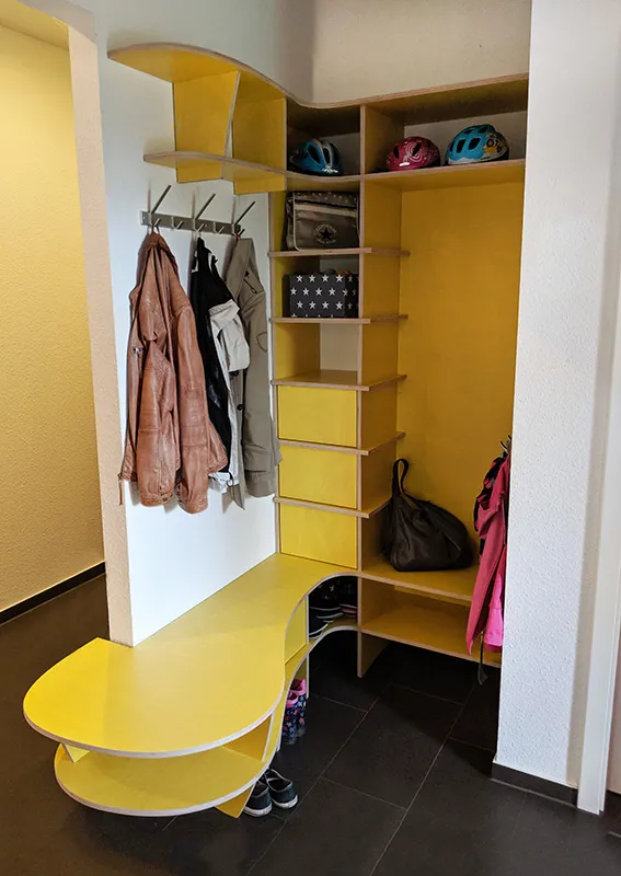 Individuelle Garderobe mit Sitzbank