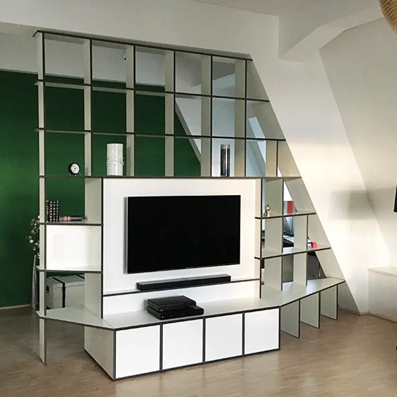 TV-Wand als Raumteiler unter Dachschräge